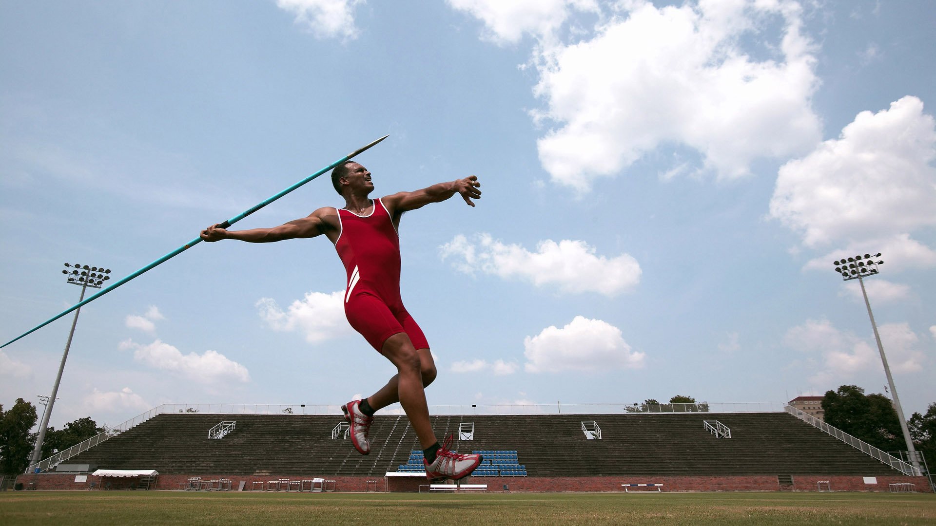 “校园保安体能展示赛” 跑步、俯卧撑样样不落